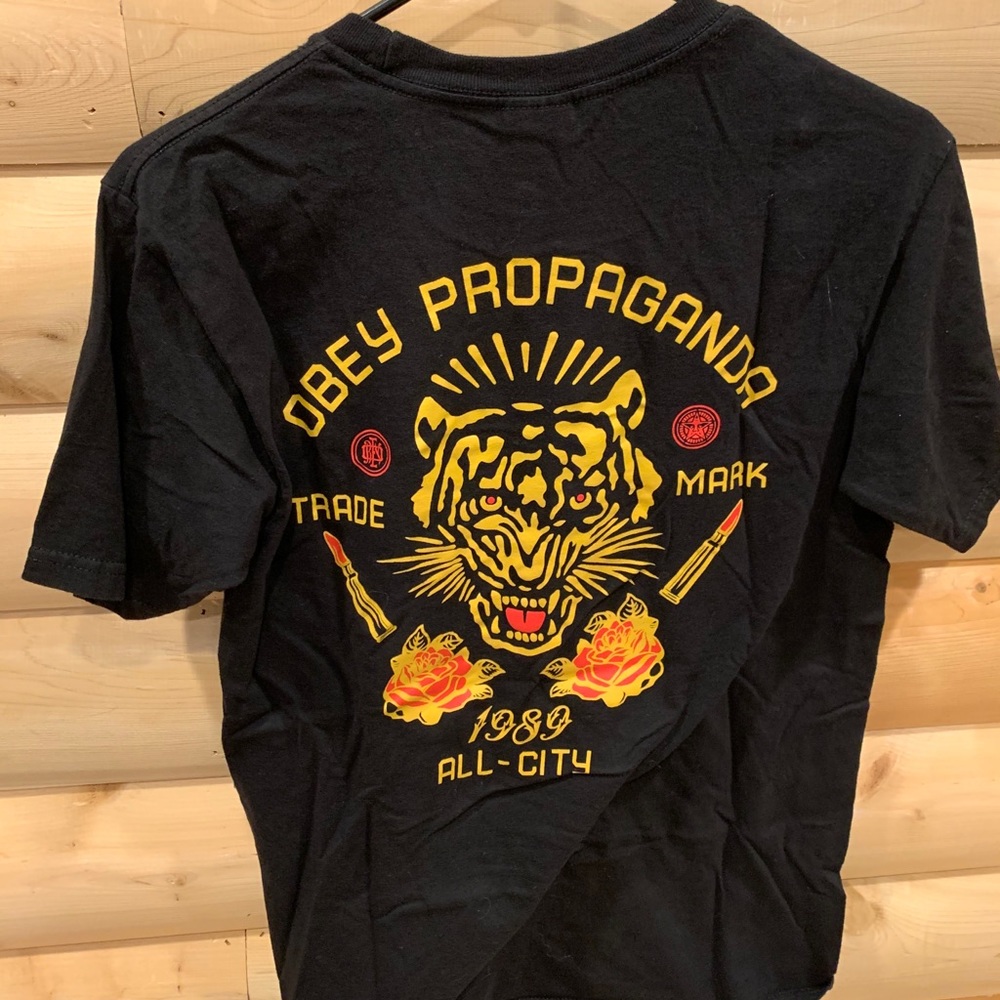 Obey tee